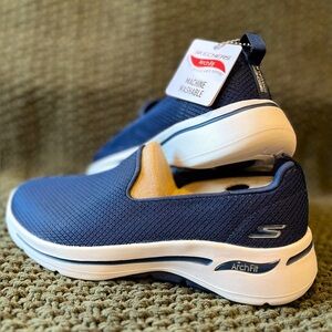 NWT Skechers Men’s Navy GoWalk Sneakers, ArchFit, Machine Wash Shoes; Size 6W